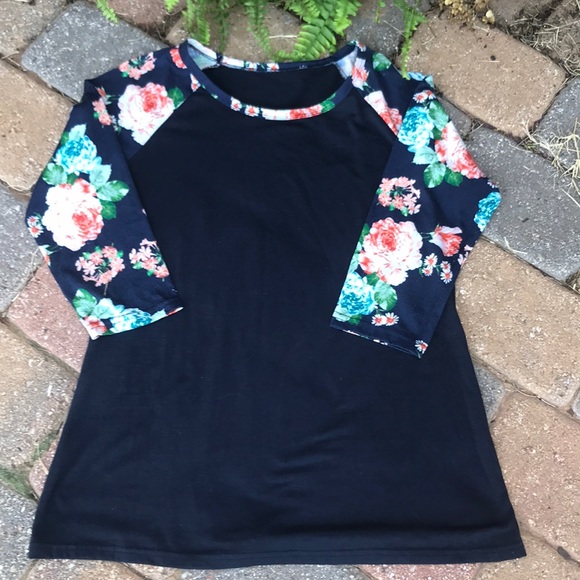 no tag Tops - Floral sleeve shirt